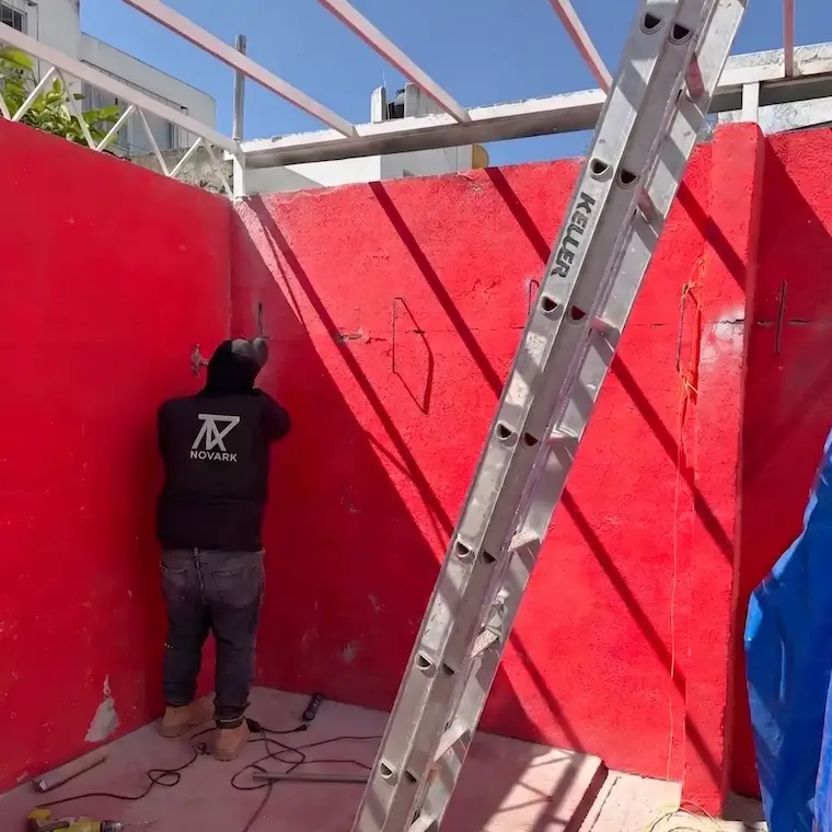 Trabajos de demolición de muro para reparación estructural en proyecto de remodelación en Querétaro