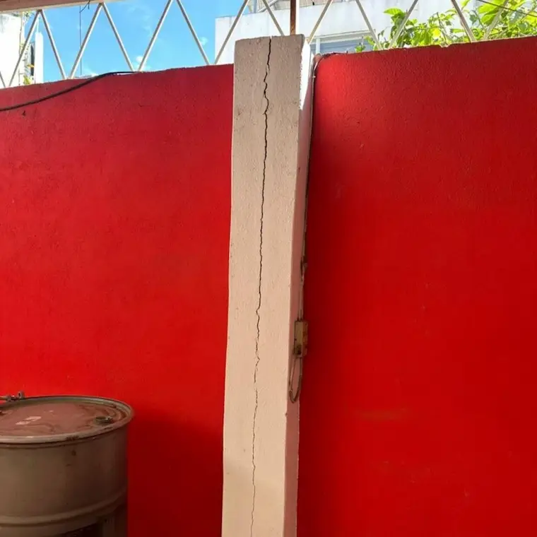 Grieta vertical en muro durante evaluación estructural para proyecto de remodelación en Querétaro