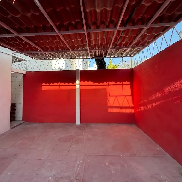 Patio residencial remodelado como resultado de proyecto de construcción y mantenimiento en Querétaro