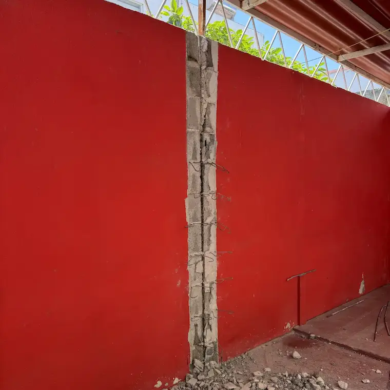 Reparación estructural de muro y reconstrucción de castillo en proyecto de remodelación en Querétaro